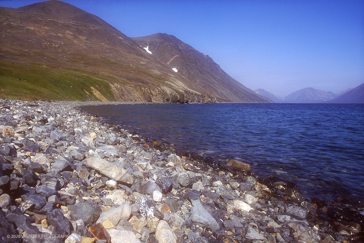 21 SIBERIA.jpg - Luglio/Agosto 1992. Siberia, terra dei Chukchi. Nell'oceano artico  125 Km a nord-est della penisola dei Chukchi (Siberia) c'Ã¨  l'isola di Wrangel, essa ospita piÃ¹ del doppio di specie vegetali (417) di qualsiasi territorio artico a paritÃ  di superficie nonchÃ¨ 30 specie diverse di uccelli oltre ad orsi polari, foche e trichechi ; per questo motivo   Ã¨ stata proclamata patrimonio dell'umanitÃ  dall'UNESCO. Nella foto Baia del golfo di Providenja, base di partenza del viaggio in nave per la meta finale, l'isola di Wrangel.